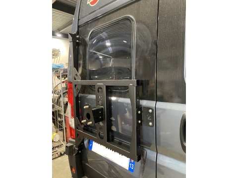 Porte roue de secours en inox sur porte arrière gauche Fiat Ducato Campeo N4-Offroad