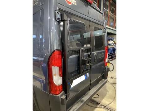 Porte roue de secours en inox sur porte arrière gauche Fiat Ducato Campeo N4-Offroad