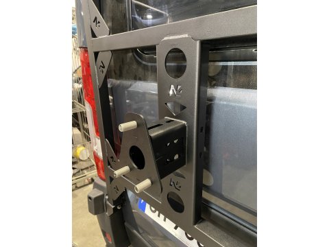 Porte roue de secours en inox sur porte arrière gauche Fiat Ducato-Campeo N4-Offroad